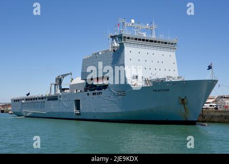 22/06/2022 Portsmouth UK RFA Mounts Bay A 176,6m (579,4ft) Royal Navy Bay-Class Hilfslandedock an der Kings Stairs Jetty, HMNB Stockfoto