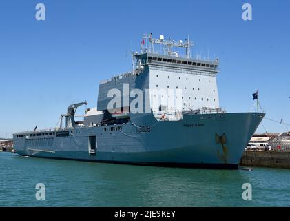 22/06/2022 Portsmouth UK RFA Mounts Bay A 176,6m (579,4ft) Royal Navy Bay-Class Hilfslandedock an der Kings Stairs Jetty, HMNB Stockfoto