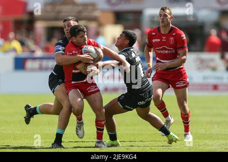 Lachlan Coote #1 von Hull KR wird von der Huddersfield-Verteidigung bekämpft Stockfoto