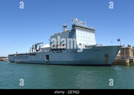 22/06/2022 Portsmouth UK RFA Mounts Bay A 176,6m (579,4ft) Royal Navy Bay-Class Hilfslandedock an der Kings Stairs Jetty, HMNB Stockfoto