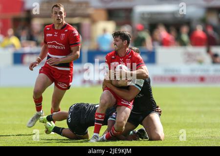 Lachlan Coote #1 von Hull KR wird von der Huddersfield-Verteidigung bekämpft Stockfoto