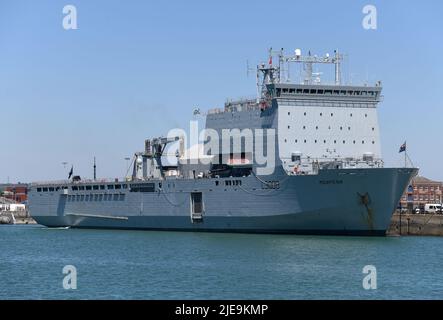 22/06/2022 Portsmouth UK RFA Mounts Bay A 176,6m (579,4ft) Royal Navy Bay-Class Hilfslandedock an der Kings Stairs Jetty, HMNB Stockfoto