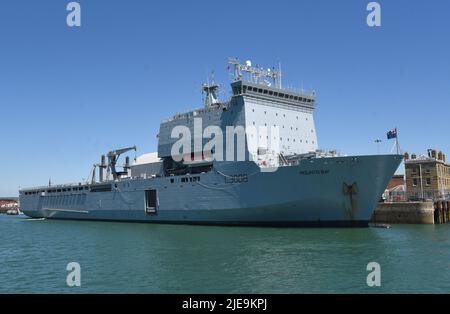 22/06/2022 Portsmouth UK RFA Mounts Bay A 176,6m (579,4ft) Royal Navy Bay-Class Hilfslandedock an der Kings Stairs Jetty, HMNB Stockfoto