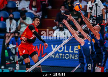 Quezon City. 26.. Juni 2022. Zhang Jingyin (L) aus China spielt am 26. Juni 2022 in Quezon City, Philippinen, beim Spiel der FIVB Volleyball Nations League Men's Pool 3 zwischen China und Italien den Ball. Quelle: Rouelle Umali/Xinhua/Alamy Live News Stockfoto