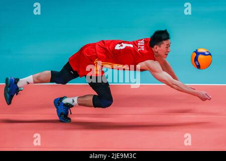 Quezon City. 26.. Juni 2022. Yu Yuantai aus China rettet den Ball beim Spiel FIVB Volleyball Nations League Men's Pool 3 zwischen China und Italien am 26. Juni 2022 in Quezon City, Philippinen. Quelle: Rouelle Umali/Xinhua/Alamy Live News Stockfoto