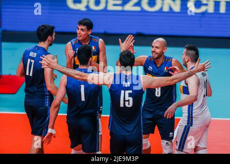 Quezon City. 26.. Juni 2022. Die Spieler Italiens feiern am 26. Juni 2022 in Quezon City auf den Philippinen das Spiel FIVB Volleyball Nations League Men's Pool 3 zwischen China und Italien. Quelle: Rouelle Umali/Xinhua/Alamy Live News Stockfoto