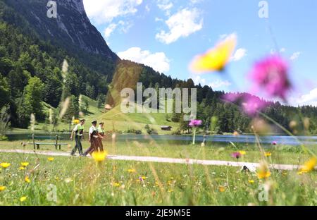 Elmau, Deutschland. 26.. Juni 2022. Polizeibeamte patrouillieren vor einer gemeinsamen Nordic-Walking-Tour durch die Partner der G7 Teilnehmer am Ferchensee. Deutschland wird vom 26. Bis 28. Juni G7 2022 Gastgeber des Gipfels der wirtschaftlich starken Demokratien sein. Quelle: Karl-Josef Hildenbrand/dpa/Alamy Live News Stockfoto