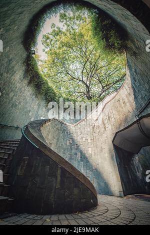 Wendeltreppe tagsüber im Fort Canning Park, Singapur Stockfoto