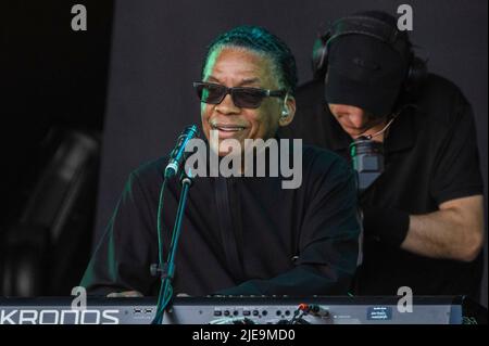 Glastonbury, Großbritannien. 26.. Juni 2022. Herbie Hancok spielt die Pyramid Stage - das Glastonbury Festival 50. 2022, Worthy Farm. Glastonbury, Quelle: Guy Bell/Alamy Live News Stockfoto