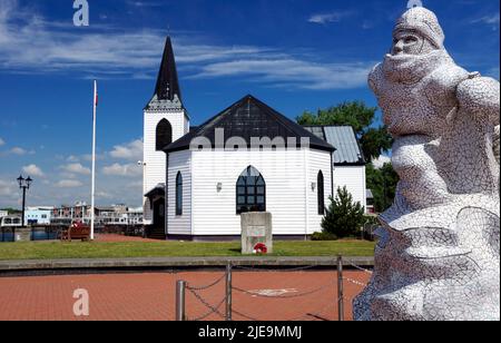 Antarctic 100 Memorial, von Jonathan Williams und Norwegian Church, Cardiff Bay, Cardiff, Wales, Großbritannien. Stockfoto