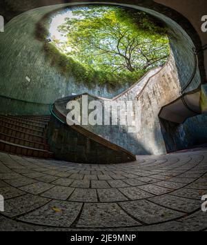 Wendeltreppe tagsüber im Fort Canning Park, Singapur Stockfoto