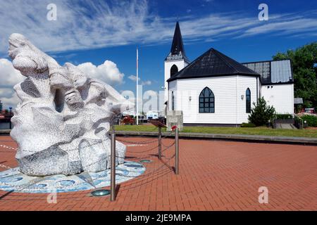 Antarctic 100 Memorial, von Jonathan Williams und Norwegian Church, Cardiff Bay, Cardiff, Wales, Großbritannien. Stockfoto