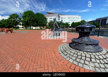 "Aus der Grube zu Port" von John Clinch und Jon Buck Bronzestatue, Roath Bassin, Cardiff Bay, South Wales, UK. Stockfoto