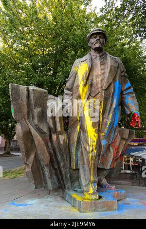 Seattle - 25. Juni 2022; Statue von Lenin im Stadtteil Freemont von Seattle mit Beweisen des politischen Protests wegen des Krieges in der Ukraine Stockfoto