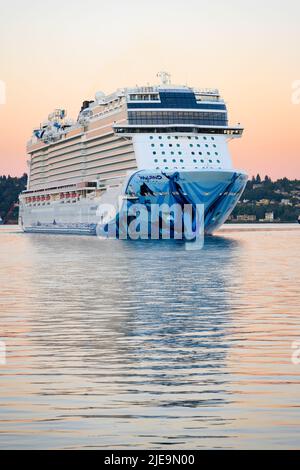 Seattle - 25. Juni 2022; NCL-Kreuzfahrtschiff Norwegian Bliss dreht sich in der Elliott Bay, während es sich nach der Alaska-Reise im Morgengrauen dem Hafengebiet von Seattle nähert Stockfoto