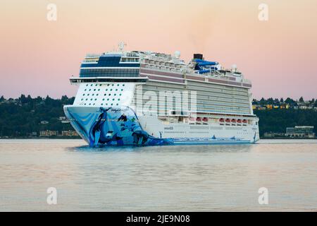 Seattle - 25. Juni 2022; NCL-Kreuzfahrtschiff Norwegian Bliss nähert sich nach einer Kreuzfahrt nach Alaska im Morgengrauen dem Hafengebiet von Seattle Stockfoto