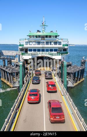 Mukilteo, WA, USA - 24. Juni 2022; Washington State Ferry Suquamish wird an einem sonnigen Sommertag in Mukilteo verladen Stockfoto