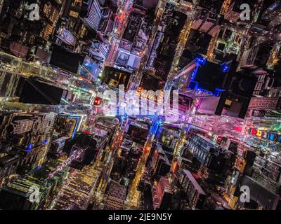 Aufnahme von Gebäuden und Straßen rund um den Times Square. Werbung und Anzeigen leuchtendes buntes Licht. Manhattan, New York City, USA Stockfoto