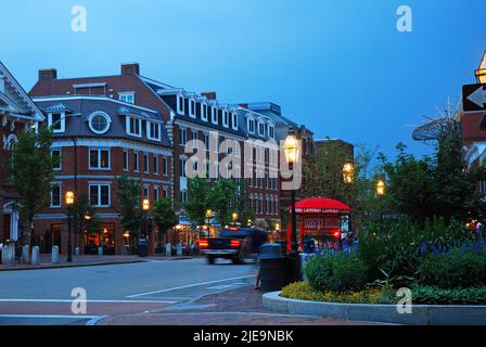 Die Straßenlaternen leuchten in der Abenddämmerung im Einkaufsviertel der Innenstadt und im zentralen Geschäftsviertel von Portsmouth, New Hampshire Stockfoto