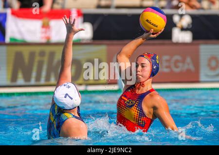 BUDAPEST, UNGARN - 26. JUNI: Anna Novikova aus Kasachstan, Nona Perez Vivas aus Spanien während der Finalspiele der FINA World Championships Budapest 2022 1/8 in Kasachstan gegen Spanien am 26. Juni 2022 in Budapest, Ungarn (Foto: Albert ten Hove/Orange Picts) Stockfoto