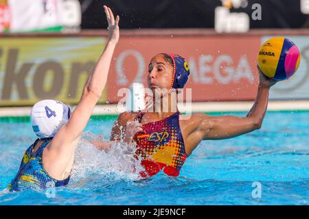 BUDAPEST, UNGARN - 26. JUNI: Anna Turova aus Kasachstan, Maria del Pilar Pena aus Spanien während der Finalspiele der FINA World Championships Budapest 2022 1/8 in Kasachstan gegen Spanien am 26. Juni 2022 in Budapest, Ungarn (Foto: Albert ten Hove/Orange Picts) Stockfoto