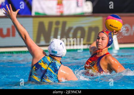 BUDAPEST, UNGARN - 26. JUNI: Anna Novikova aus Kasachstan, Nona Perez Vivas aus Spanien während der Finalspiele der FINA World Championships Budapest 2022 1/8 in Kasachstan gegen Spanien am 26. Juni 2022 in Budapest, Ungarn (Foto: Albert ten Hove/Orange Picts) Stockfoto