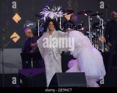 Die Soulsängerin Diana Ross füllt während des Glastonbury Festivals auf der Worthy Farm in Somerset den Sonntagslegendenplatz auf der Pyramid Stage. Bilddatum: Sonntag, 26. Juni 2022. Stockfoto