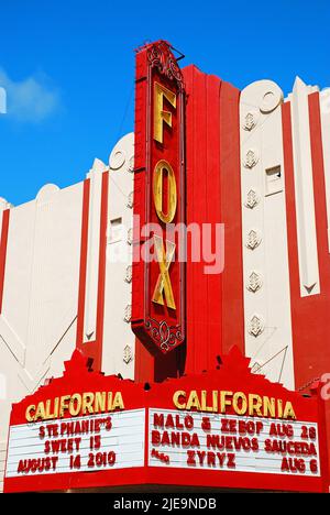 Das Fox Theatre, ein Art déco-Gebäude mit einem großen roten Festzelt, ist das Aufführungs- und Unterhaltungszentrum in Salinas, Kalifornien Stockfoto