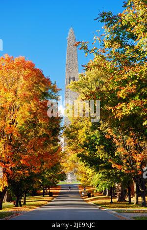 Herbstfarben umgeben den Obelisk des Bennington Battle Monument Stockfoto