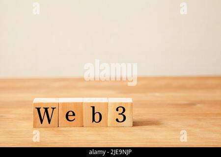 web3 Zeichen. Geschrieben auf vier Holzblöcken. Schwarze Buchstaben. Holztisch Hintergrund. Stockfoto