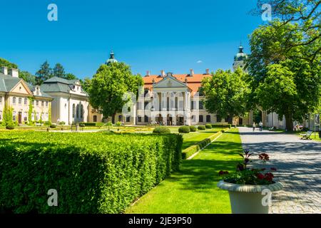 Kozlowka, woiwodschaft lubelskie / Polen - 5 2016. Juni: Palast in Kozlowka - Palast- und Parkkomplex der Familie Zamoyski, im Dorf Kozlowk Stockfoto