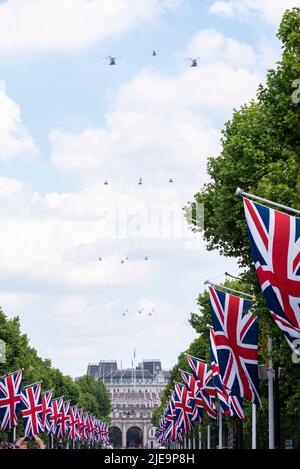 Platinum Jubilee Queen's Birthday-Flipper nach Trooping The Color 2022. Hubschrauberabschnitt. Royal Navy Wildcat und Merlin Hubschrauber führenden RAF Stockfoto