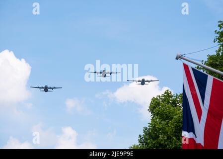 Platinum Jubilee Queen's Birthday-Flipper nach Trooping The Color 2022. RAF Lockheed C-130J Hercules transportiert Flugzeuge über die Mall, London, Großbritannien Stockfoto