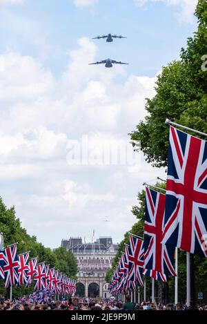 Platinum Jubilee Queen's Birthday-Flipper nach Trooping The Color 2022. RAF Airbus A400M Atlas ZM414, Boeing C17 Globemaster ZZ175 Stockfoto