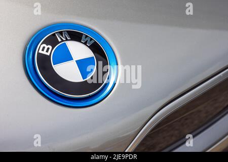 BMW i8 Plug-in Hybrid-Sportwagen-Motorhaube Abzeichen Stockfoto