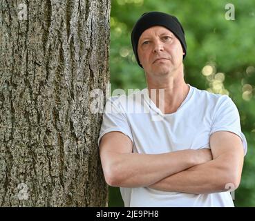 22. Juni 2022, Brandenburg, Cottbus: Armin Petras, aus der Leitung der Schauspielabteilung des Staatstheaters Cottbus, leitet das Musiktheater 'im Berg'. Am 10. September 2022 wird der neue Co-Schauspieldirektor Armin Petras in Koproduktion mit den Lausitz-Festspielen die erste Premiere der Saison 22/23 im Großen Haus inszenieren. Mit der Uraufführung 'im Berg', nach dem gleichnamigen Roman von Franz Führmann, begibt er sich auf die Spurensuche im Mansfeld mit seinen verschwundenen Arbeitskräften und ausgebaggten Landschaften. Die Musik zum Crossover-Projekt der dra Stockfoto