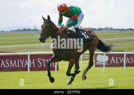 Self belief, geritten von Jockey William Lee auf dem Weg zum Gewinn des Barberstown Castle Irish EBF Median Auction Maiden am dritten Tag des Dubai Duty Free Irish Derby Festivals auf der Curragh Racecourse in der Grafschaft Kildare, Irland. Bilddatum: Sonntag, 26. Juni 2022. Stockfoto