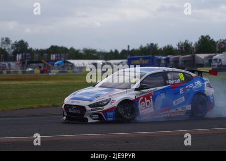 Croft, England, 26. Juni 2022. James Garnall stürzt beim zweiten Rennen in der Kwik Fit British Touring Car Championship einen Hyundai ab. Quelle: Colin Edwards/Alamy Live News Stockfoto