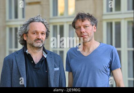 22. Juni 2022, Brandenburg, Cottbus: Thomas Kürstner (l.) und Sebastian Vogel, Musiker und Komponisten, haben gemeinsam die Musik für das Musiktheater 'im Berg' am Staatstheater Cottbus komponiert. Am 10. September 2022 wird der neue Co-Regisseur des Theaters, Armin Petras, in einer Koproduktion mit den Lausitz-Festspielen die erste Premiere der Spielzeit 22/23 im Großen Haus inszenieren. Mit der Uraufführung 'im Berg', nach dem gleichnamigen Roman von Franz Führmann, begibt er sich auf die Spurensuche in der Mansfelder Region mit ihren verschwundenen Werken und ihrer ausgebaggten Landschaft Stockfoto