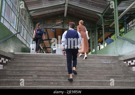 Berlin, Deutschland - 24. Juni 2022 - Bahnhof Berlin-Lichterfelde West im Ort Lichterfelde. (Foto von Markku Rainer Peltonen) Stockfoto