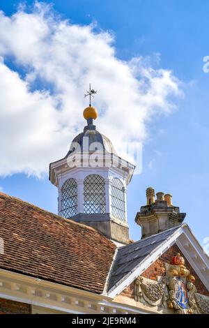 Turm mit Bleifenstern Wetterflügel und Blitzableiter auf einem Ziegeldach Stockfoto