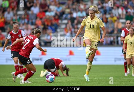 Die Österreicherin Laura Wienroither und die Belgierin Justine Vanhaevermaet wurden während des Freundschaftsspiels zwischen der belgischen Frauenfußballnationalmannschaft Red Flames und der österreichischen Frauenfußballnationalmannschaft in Lier am Sonntag, den 26. Juni 2022, in Aktion gezeigt. BELGA FOTO DAVID CATRY Stockfoto