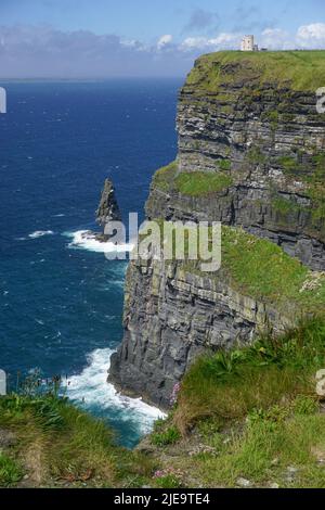 Lahinch, Co. Clare, Irland: O’Brien’s Tower auf den Cliffs of Moher, Meeresklippen am südwestlichen Rand der Burren-Region. Stockfoto