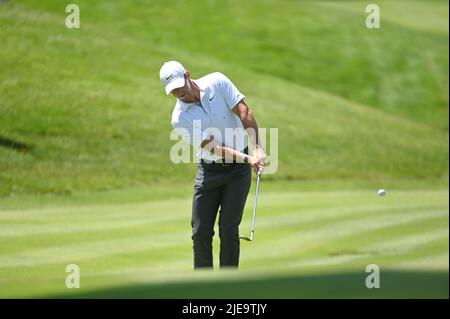 Cromwell CT, USA. 26.. Juni 2022. Sonntag, 26. Juni 2022: Rory McIlroy setzt sich während der Finalrunde der Travelers Golf Championship im TPC River Highlands in Cromwell, Connecticut, auf das 4. Green. Gregory Vasil/CSM Kredit: CAL Sport Media/Alamy Live News Stockfoto