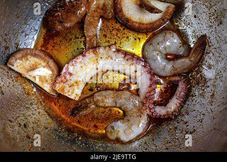 Rohe Meeresfrüchte, die in einer Metallschüssel mariniert werden. Meeresfrüchte bereit zum Fischen Stockfoto