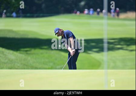 Cromwell CT, USA. 26.. Juni 2022. Sonntag, 26. Juni 2022: Tommy Fleetwood chips auf das 4. Green während der Finalrunde der Travelers Golf Championship im TPC River Highlands in Cromwell, Connecticut. Gregory Vasil/CSM Kredit: CAL Sport Media/Alamy Live News Stockfoto