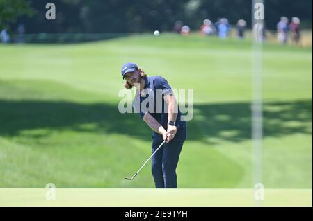 Cromwell CT, USA. 26.. Juni 2022. Sonntag, 26. Juni 2022: Tommy Fleetwood chips auf das 4. Green während der Finalrunde der Travelers Golf Championship im TPC River Highlands in Cromwell, Connecticut. Gregory Vasil/CSM Kredit: CAL Sport Media/Alamy Live News Stockfoto