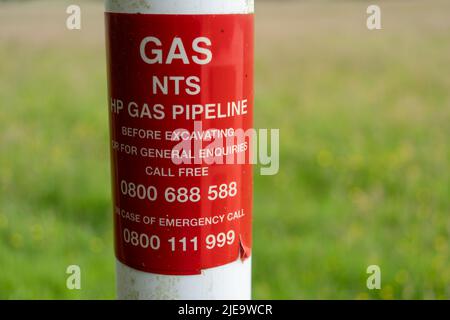 NTS oder National Transmission Service National Gas Supply Pipeline Marker entlang einer Trasse im Vereinigten Königreich. Stockfoto