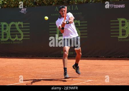 Mailand, Italien. 25.. Juni 2022. Italien, Mailand, 25 2022. juni: Federico Coria während des Tennisspiels FEDERICO CORIA (ARG) gegen ALEXANDER SHEVCHENKO (RUS) Semifinale ATP Challenger Milan im Aspria Harbour Club (Foto von Fabrizio Andrea Bertani/Pacific Press/Sipa USA) Credit: SIPA USA/Alamy Live News Stockfoto