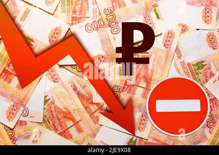 Das Konzept des Sturzes der Rubelwährung der Volkswirtschaft. Probleme mit der Wirtschaft und Import und Export Stockfoto